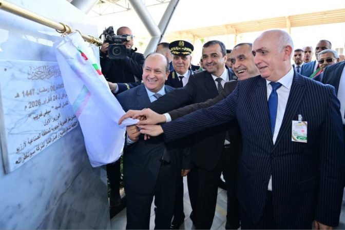 الوزير الأول يُدشن المقر الجديد للمديرية الجهوية للمنطقة الصناعية بآرزيو