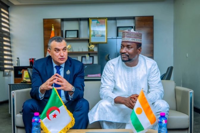 نيامي تسعى للاستفادة من التجربة الجزائرية في قطاع البريد والمواصلات