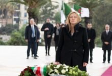 ميلوني تضع إكليلا من الزهور بمقام الشهيد