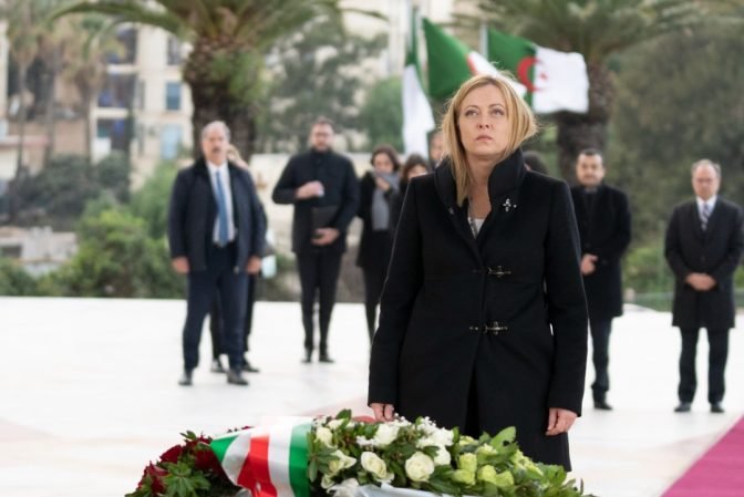 ميلوني تضع إكليلا من الزهور بمقام الشهيد