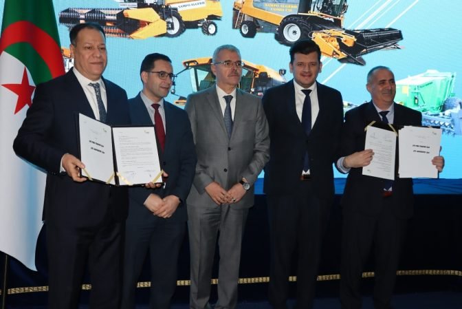 توقيع اتفاقية لاقتناء 331 آلة حصاد و1800 جرار