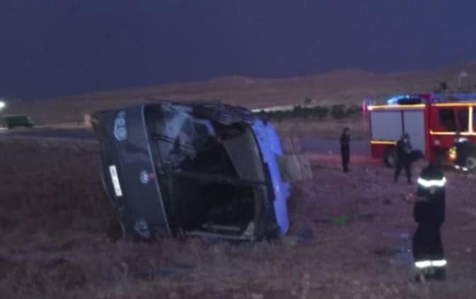 إصابة 5 أشخاص إثر انقلاب حافلة بالبيض