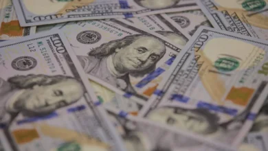 الدولار يتجه نحو تسجيل أفضل أداء شهري في عام