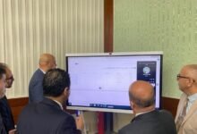 خلفان يُتابع عملية تصويت الجالية من مقر سلطة الانتخابات