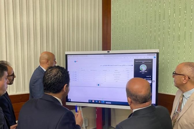 خلفان يُتابع عملية تصويت الجالية من مقر سلطة الانتخابات
