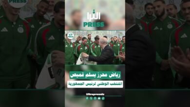🎥شاهد بالفيديو ... رياض محرز يسلم قميص المنتخب الوطني للرئيس تبون موقعًا من طرف اللاعبين
