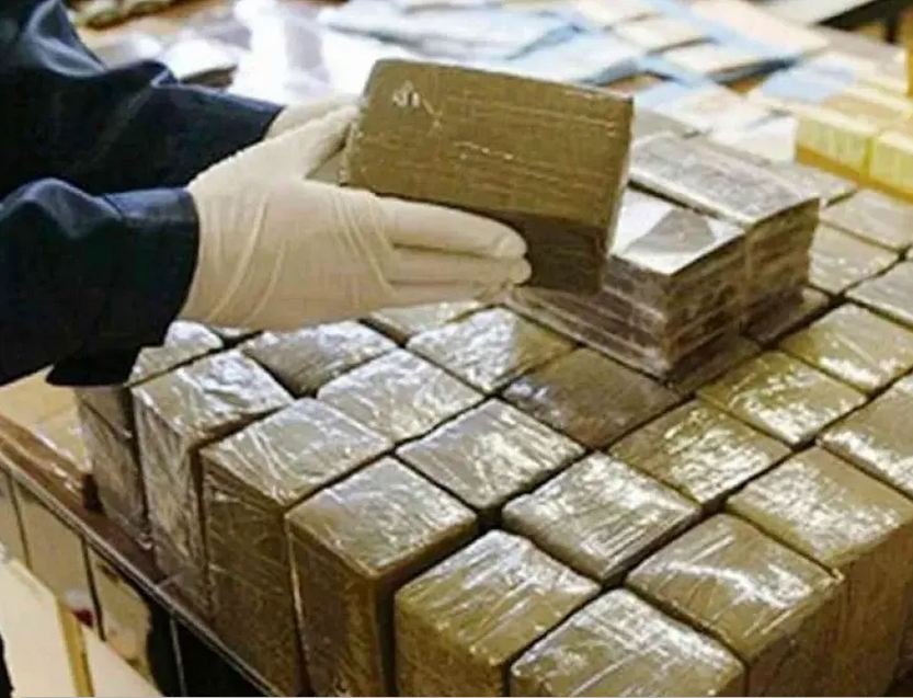 ضلوع مسؤولين أمنيين وجمركيين في شبكة إجرامية لتهريب الحشيش نحو أوروبا