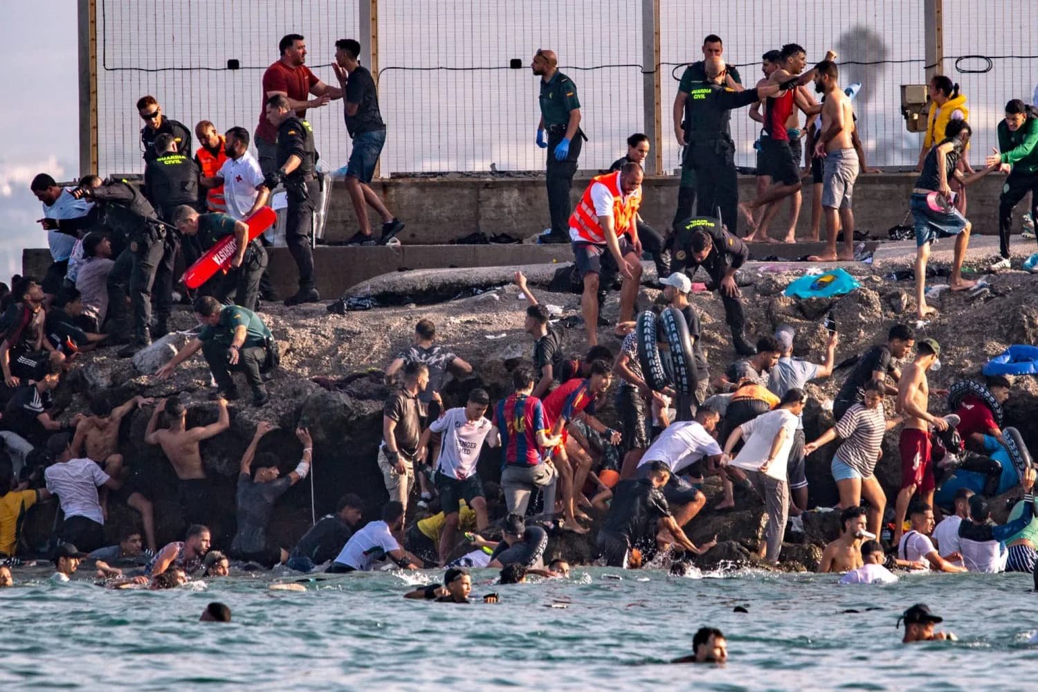 وفاة 67 مهاجرا غير شرعي خلال موجة العبور الجماعي إلى مدينة سبتة الاسبانية